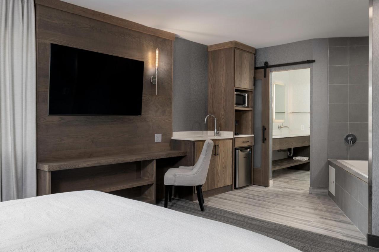 Voco Niagara Falls - The Cadence By Ihg Dış mekan fotoğraf A guest room at the Hilton Garden Inn in San Francisco