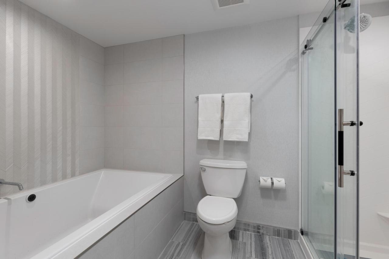 Voco Niagara Falls - The Cadence By Ihg Dış mekan fotoğraf A bathroom with a shower door