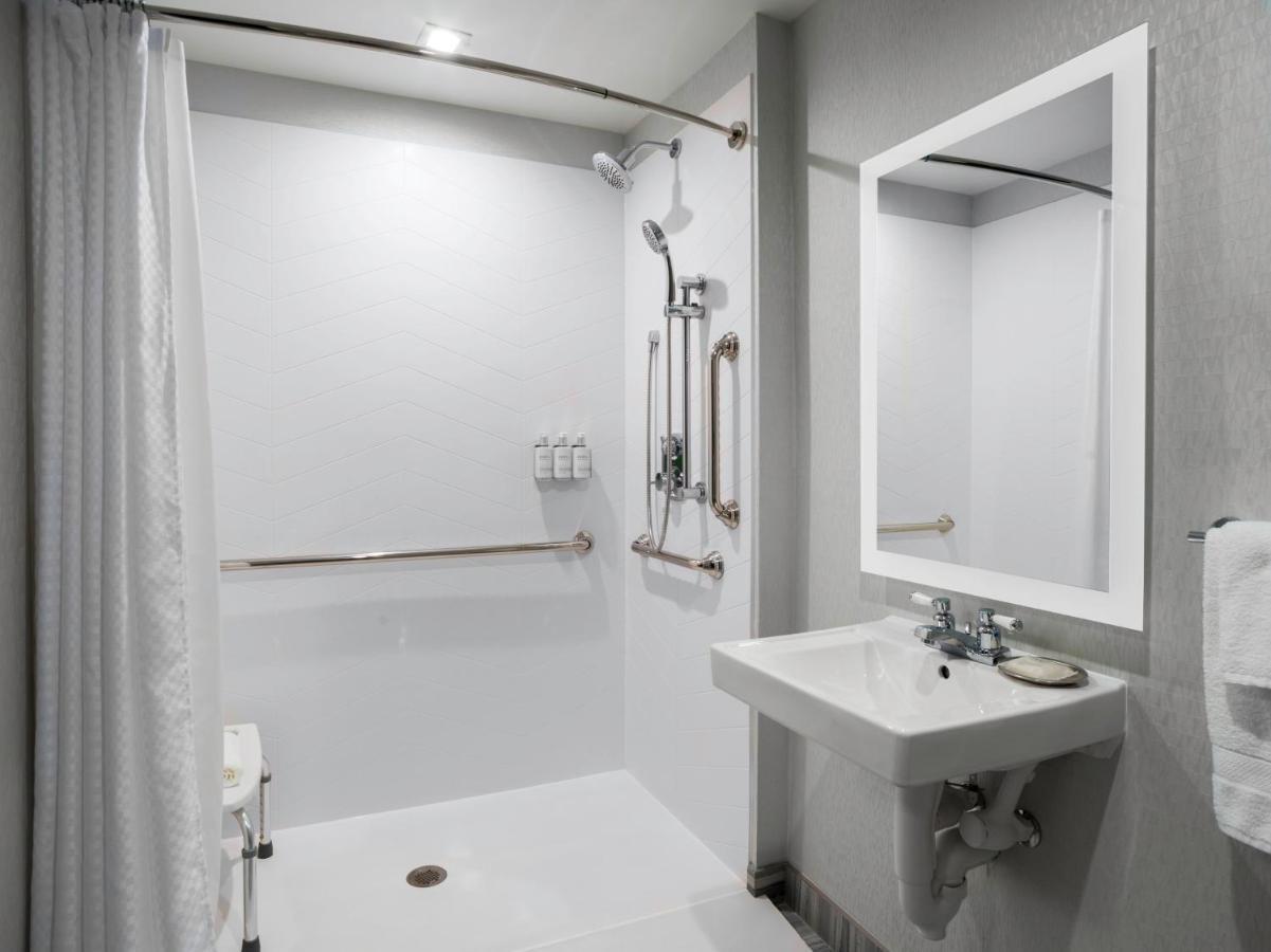 Voco Niagara Falls - The Cadence By Ihg Dış mekan fotoğraf A shower with grab bars