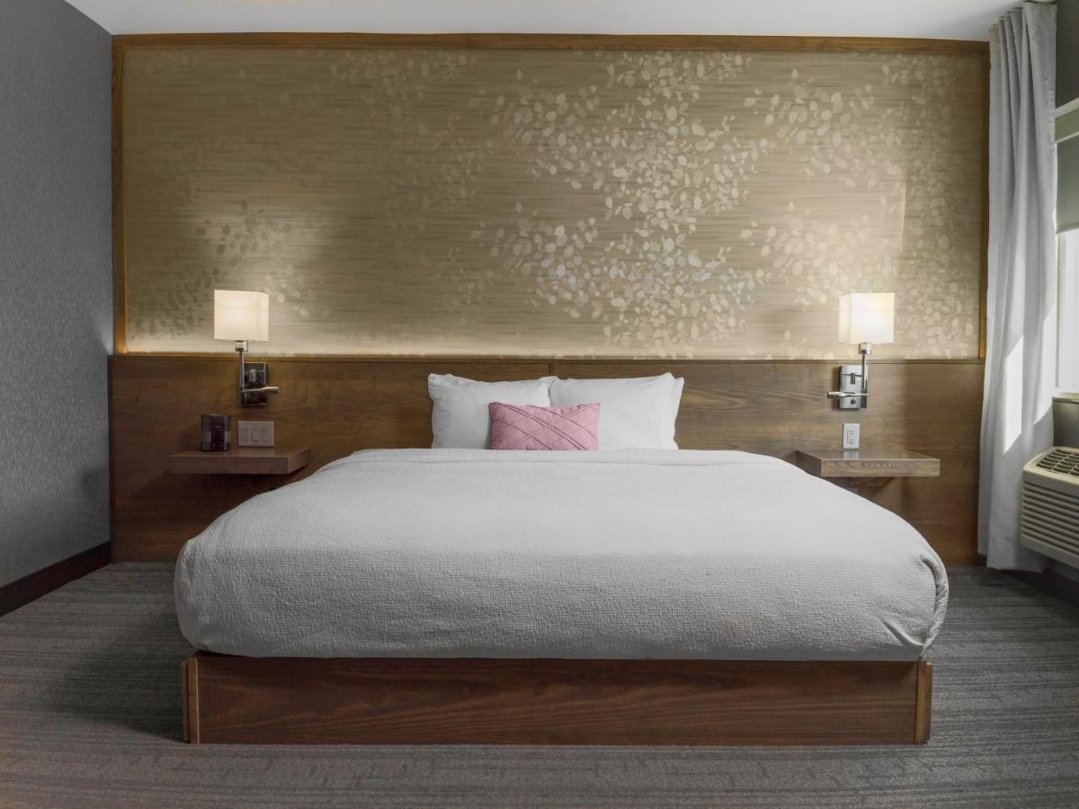 Voco Niagara Falls - The Cadence By Ihg Dış mekan fotoğraf A bedroom at the Hilton Garden Inn in San Francisco