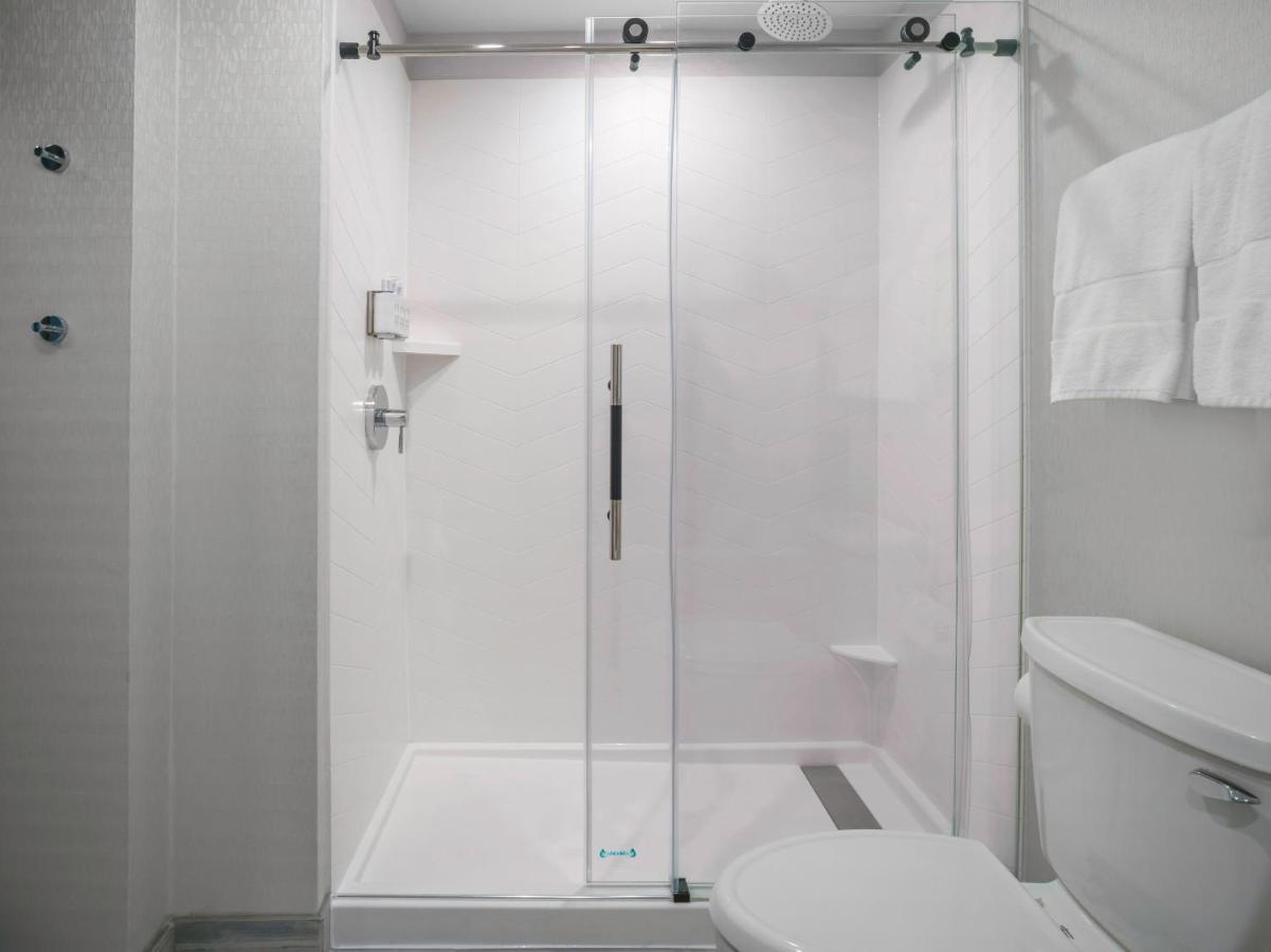 Voco Niagara Falls - The Cadence By Ihg Dış mekan fotoğraf A shower stall