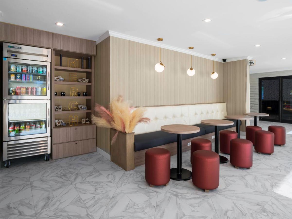 Voco Niagara Falls - The Cadence By Ihg Dış mekan fotoğraf The 2019 renovated lounge at the airport
