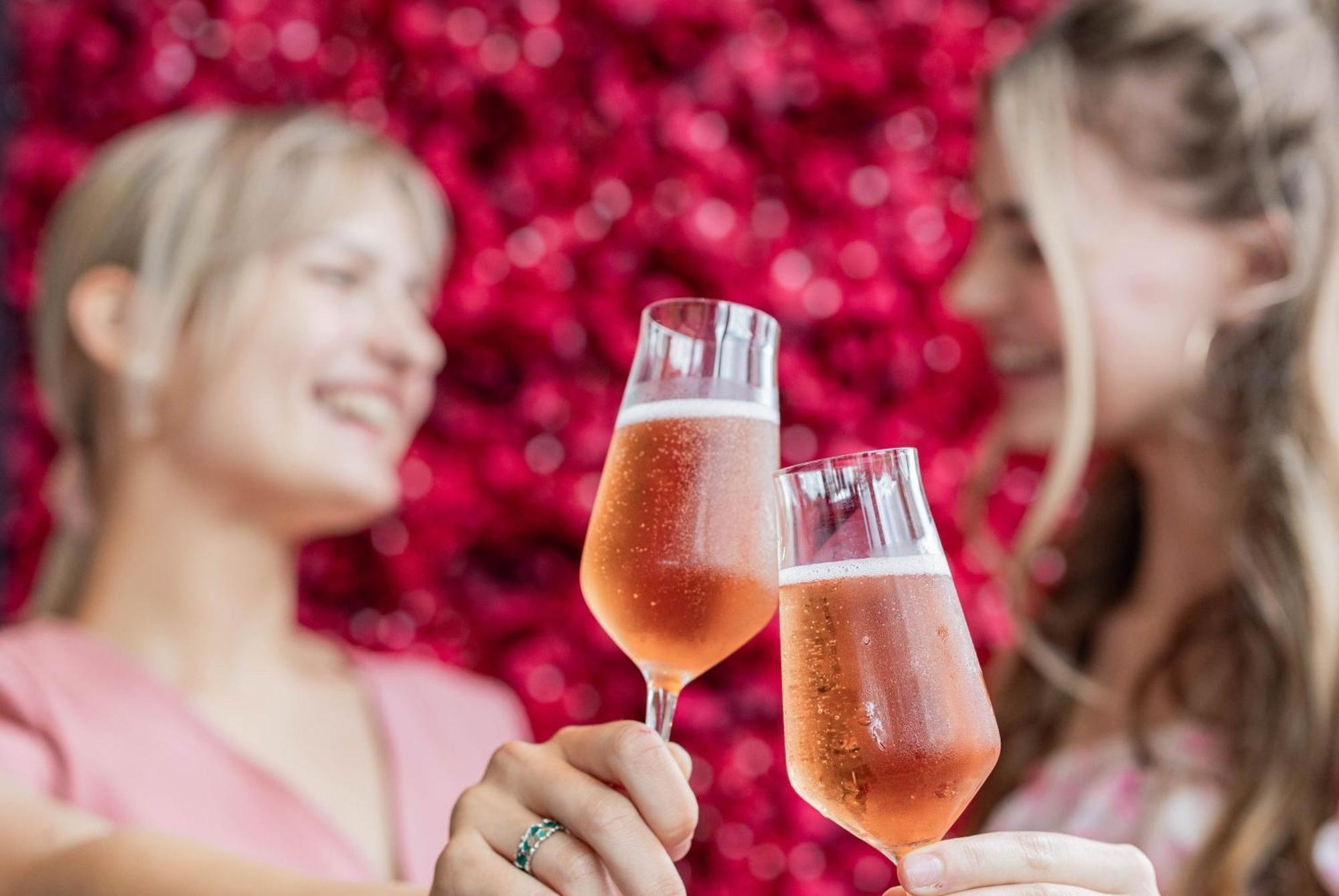 Voco Niagara Falls - The Cadence By Ihg Dış mekan fotoğraf Two women holding glasses of champagne